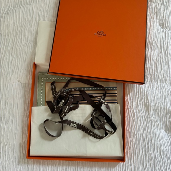 Hermes
Silk Carre Grand Tralala
Scarf 45 Vert Amande
Beige Bleu - Picture 2 of 12